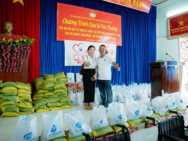 Hình ảnh minh họa sự hỗ trợ từ gia đình và bạn bè